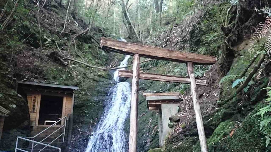 熊野古道にある馬越不動滝